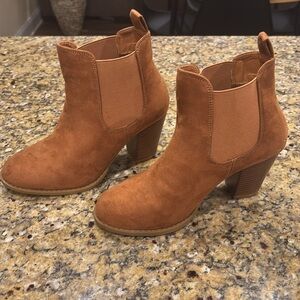 Forever Womens Size 7 Camel Suede Chelsea Boots Chunky Heel Classic Fall Style